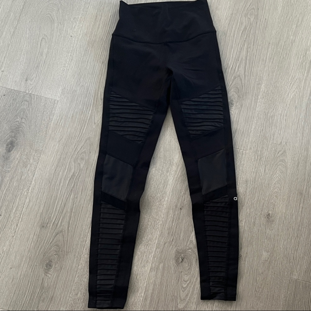 ALO Yoga Black Leggings with Ribbed Accents